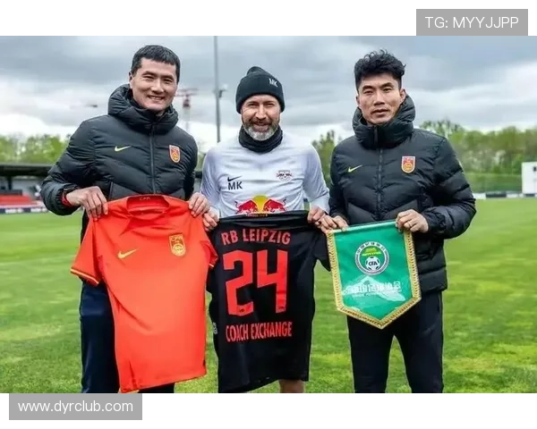 国足备战世预赛关键战役主帅调整阵容引发球迷广泛热议与期待